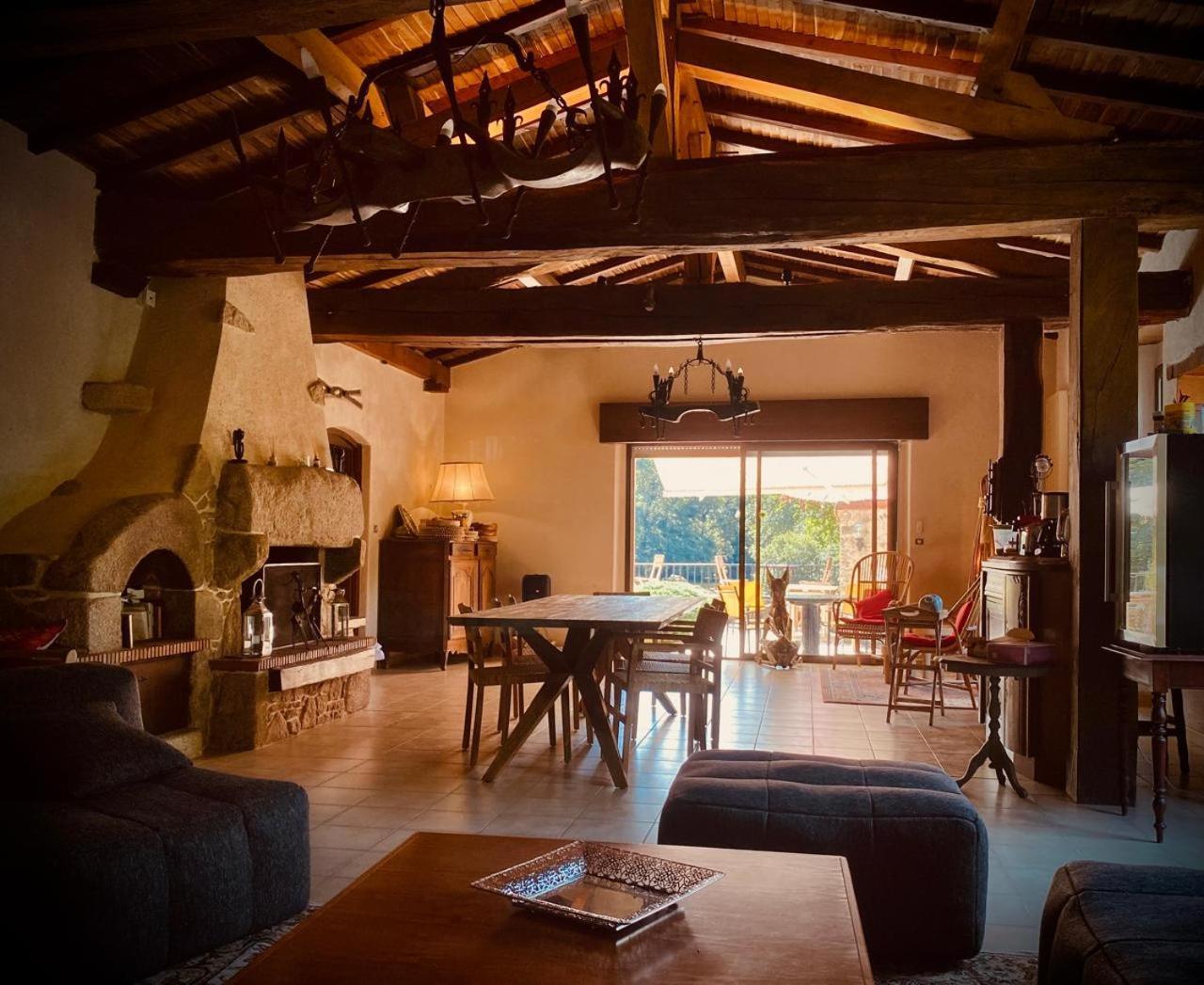 Le Moulin Du Guy, Proche Du Puy Dufou Bed & Breakfast Chanverrie Eksteriør bilde