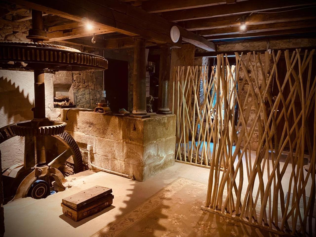 Le Moulin Du Guy, Proche Du Puy Dufou Bed & Breakfast Chanverrie Eksteriør bilde