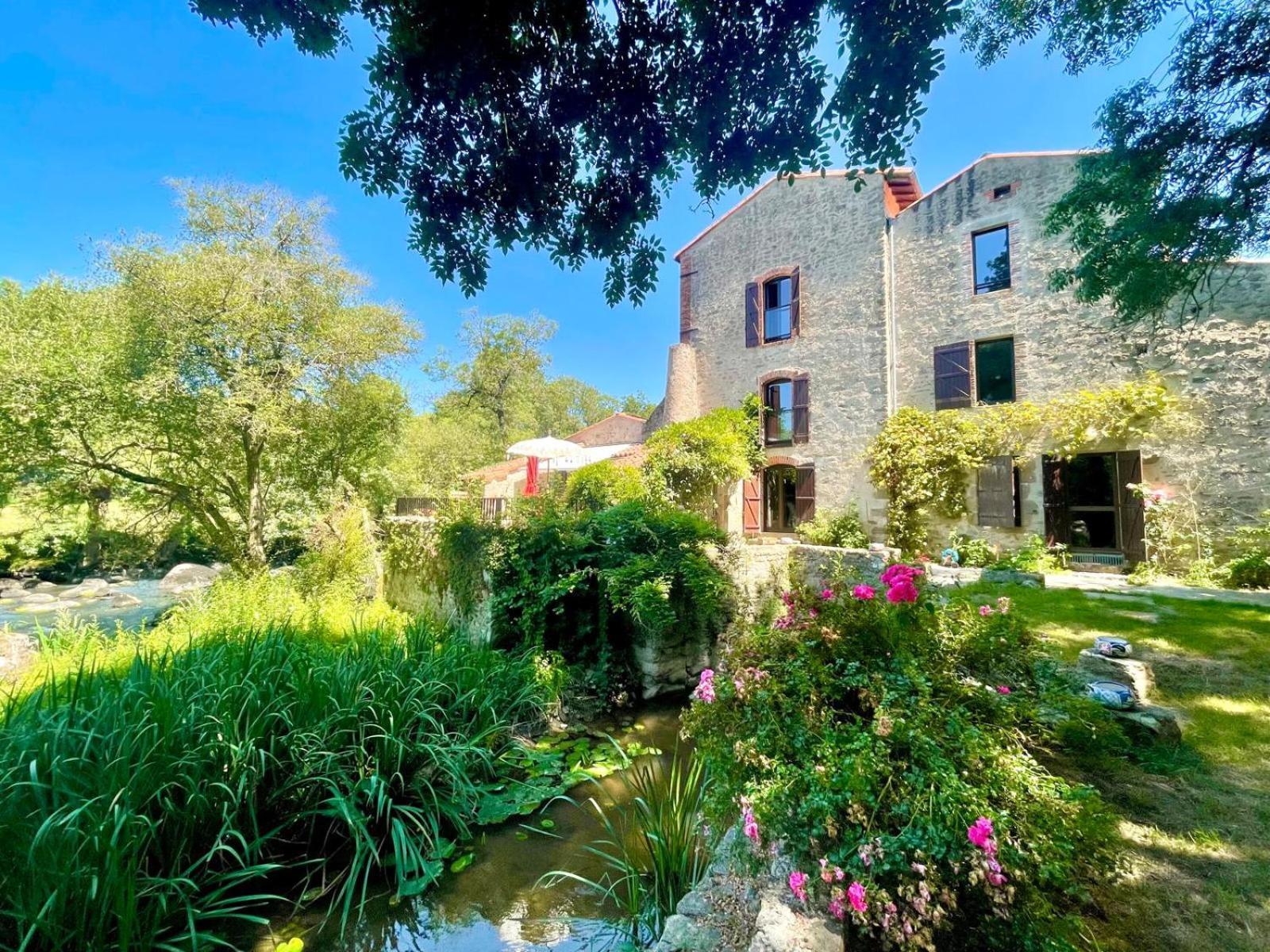 Le Moulin Du Guy, Proche Du Puy Dufou Bed & Breakfast Chanverrie Eksteriør bilde
